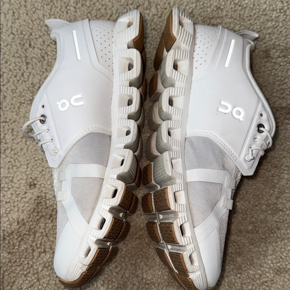 On Cloud 6 Running White Athletic Shoes (8.5) Women’s - Picture 8 of 11